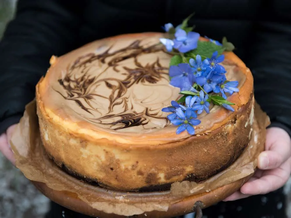 Cheesecake al cioccolato bianco e nero variegato