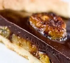 Crostata con banane caramellate e cioccolato