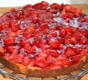 Crostata con crema pasticcera e fragole