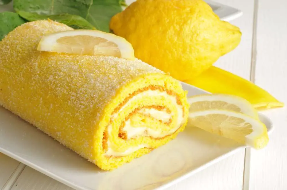 Dolce rotolo di pan di Spagna farcito con crema al limone