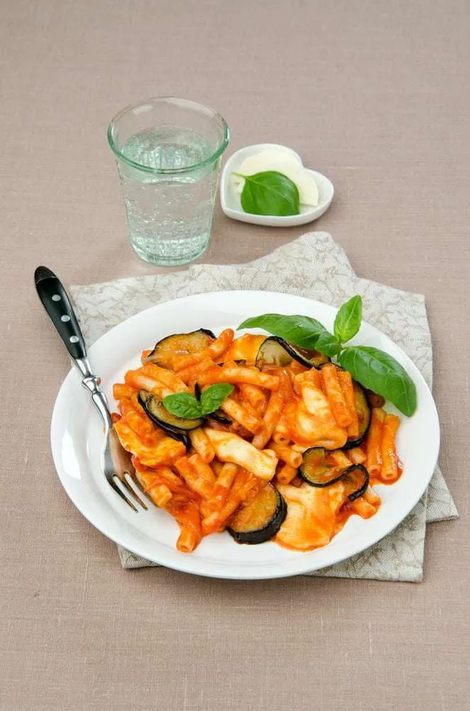 Pasta alla siciliana con melanzane e mozzarella