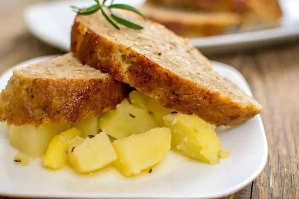 Polpettone al forno con patate nel piatto