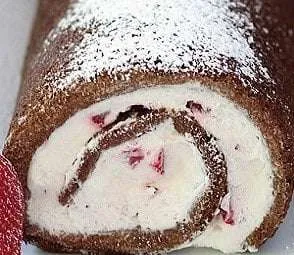 Rotolo al cioccolato con panna e fragole