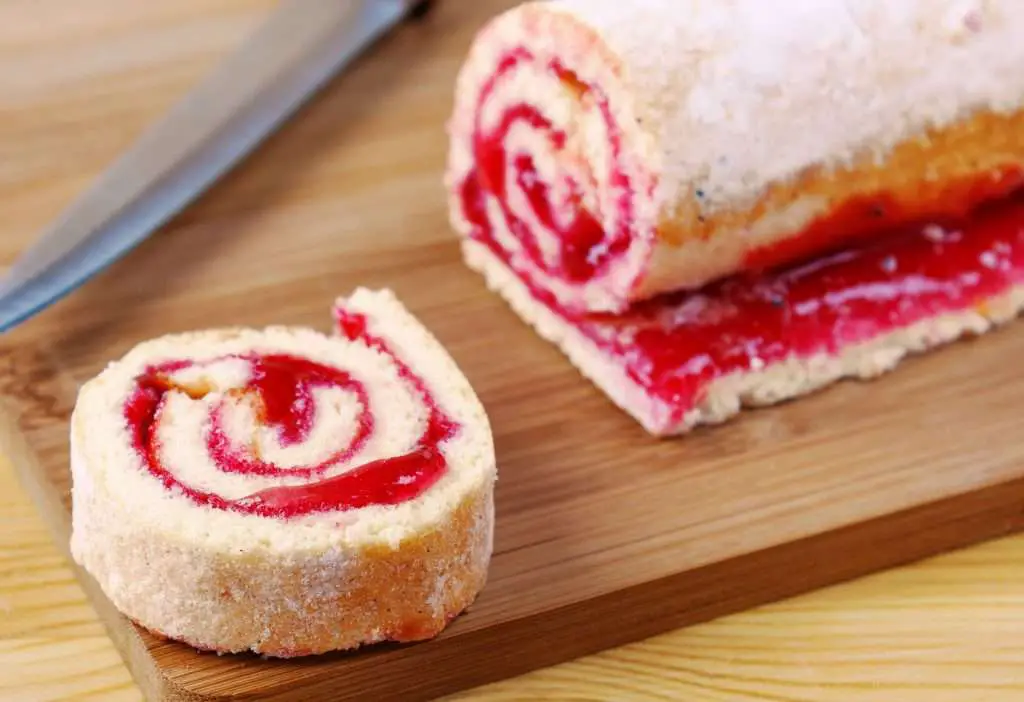 Rotolo di Pan di Spagna ripieno di marmellata