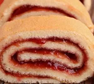 Rotolo di Pan di Spagna ripieno di marmellata