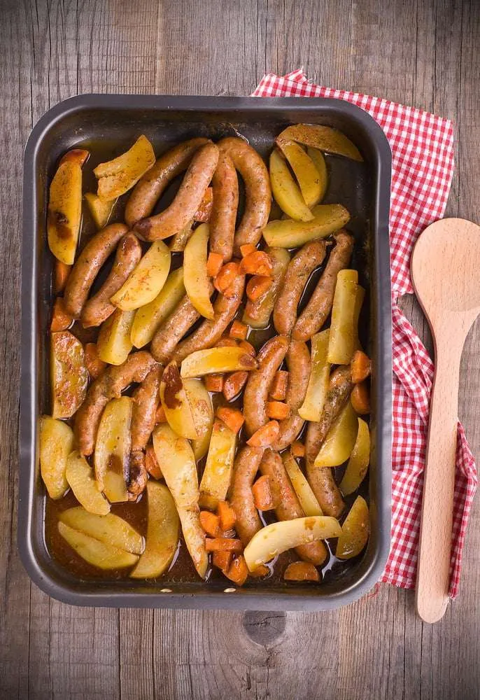 Salsicce al forno con patate dopo la cottura