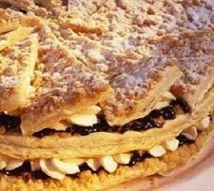 Torta dolce con pasta sfoglia pronta