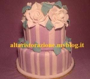 Torta in pasta di zucchero con le rose