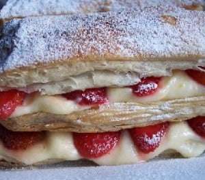 Torta millefoglie con crema chantilly e fragole