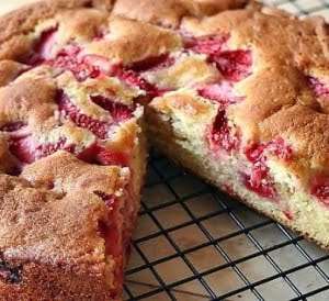 Torta morbida con fragole allo yogurt