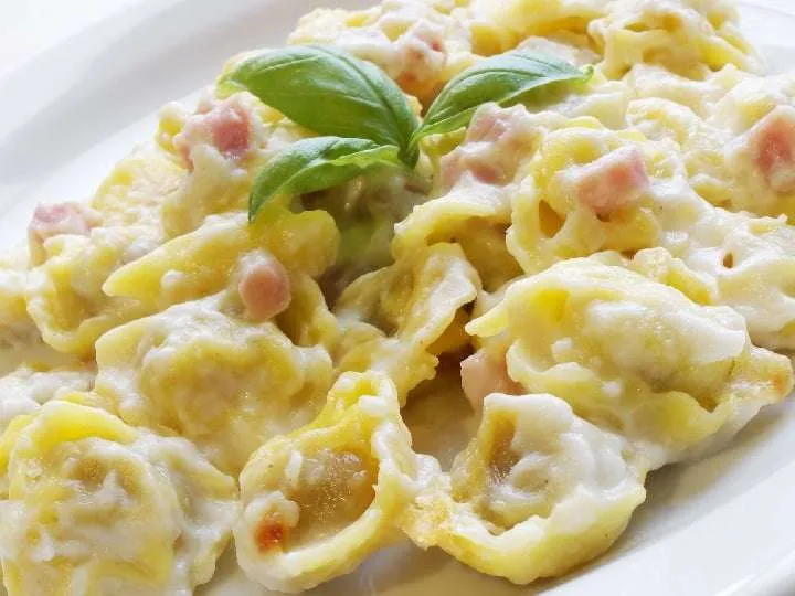 Tortellini con panna e prosciutto