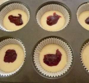 come mettere l'impasto dei muffin alla marmellata nei pirottini
