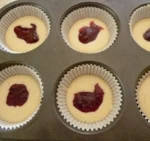 come mettere l'impasto dei muffin alla marmellata nei pirottini