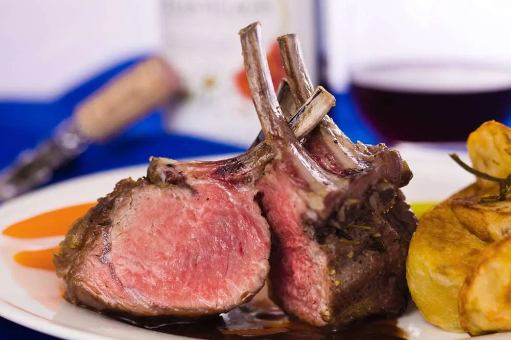 costolette di agnello al forno con patate nel piatto