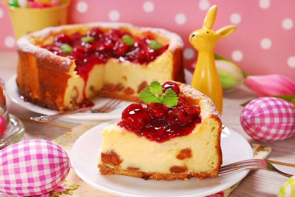 fetta di Cheesecake al cioccolato bianco e amarene