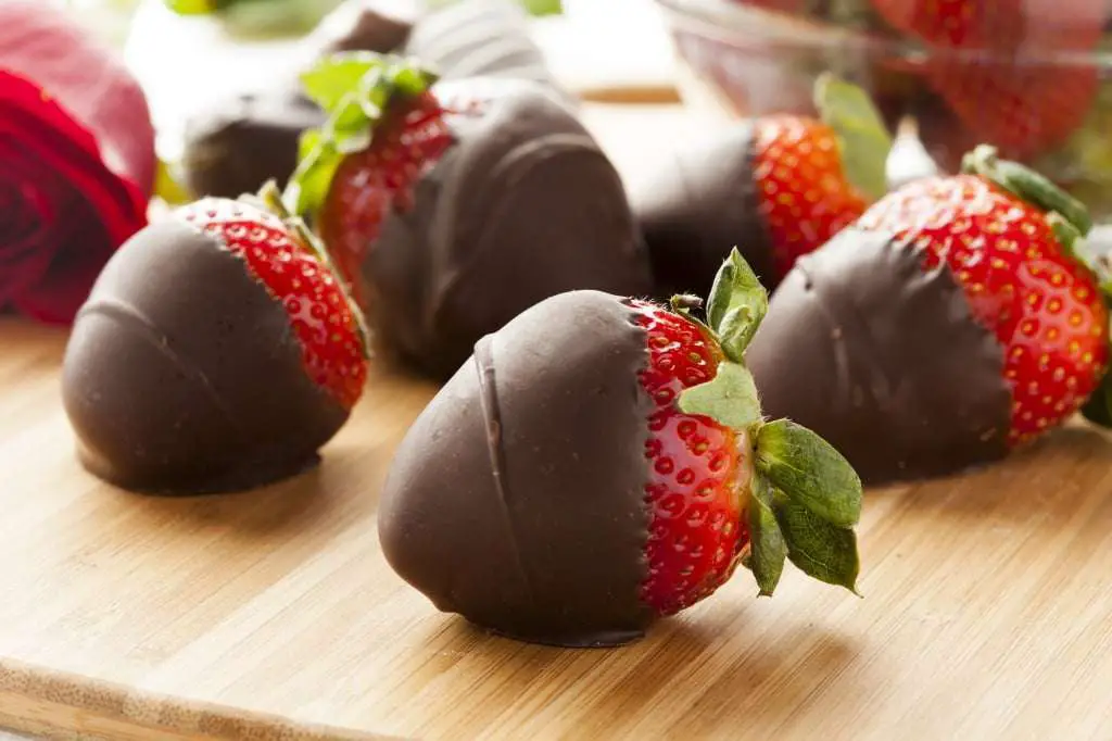  fragole ricoperte di cioccolato fondente