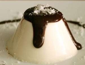 panna cotta al cocco con salsa al cioccolato