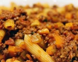 pasta condita con il ragù alla bolognese
