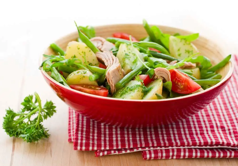 piatto con Insalata di patate lesse e tonno