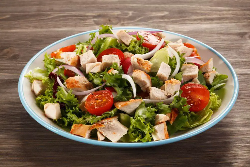 piatto con insalata di pollo light