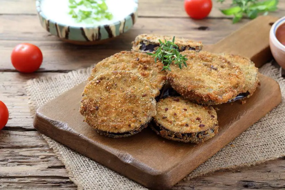 piatto con melanzane impanate e fritte