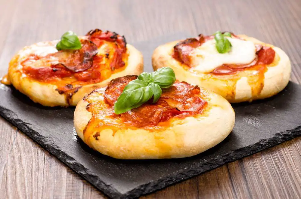 Pizzette da aperitivo con mozzarella e pomodoro