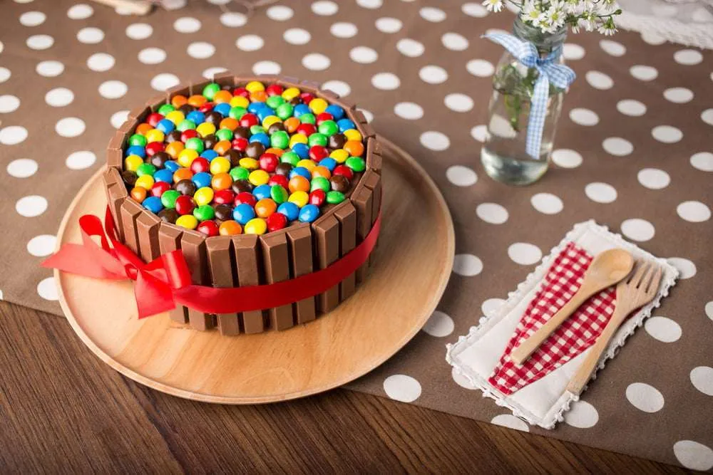 torta kit kat decorata con gli Smarties