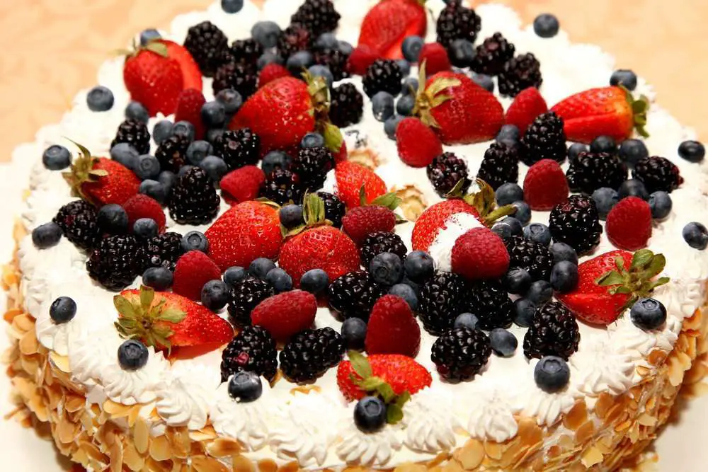 Torta alla frutta fresca con pan di Spagna e crema