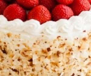 Torta con crema Chantilly e fragole