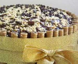 Torta farcita cioccolato e nocciole