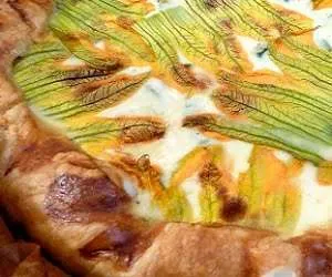 Torta salata con fiori di zucca