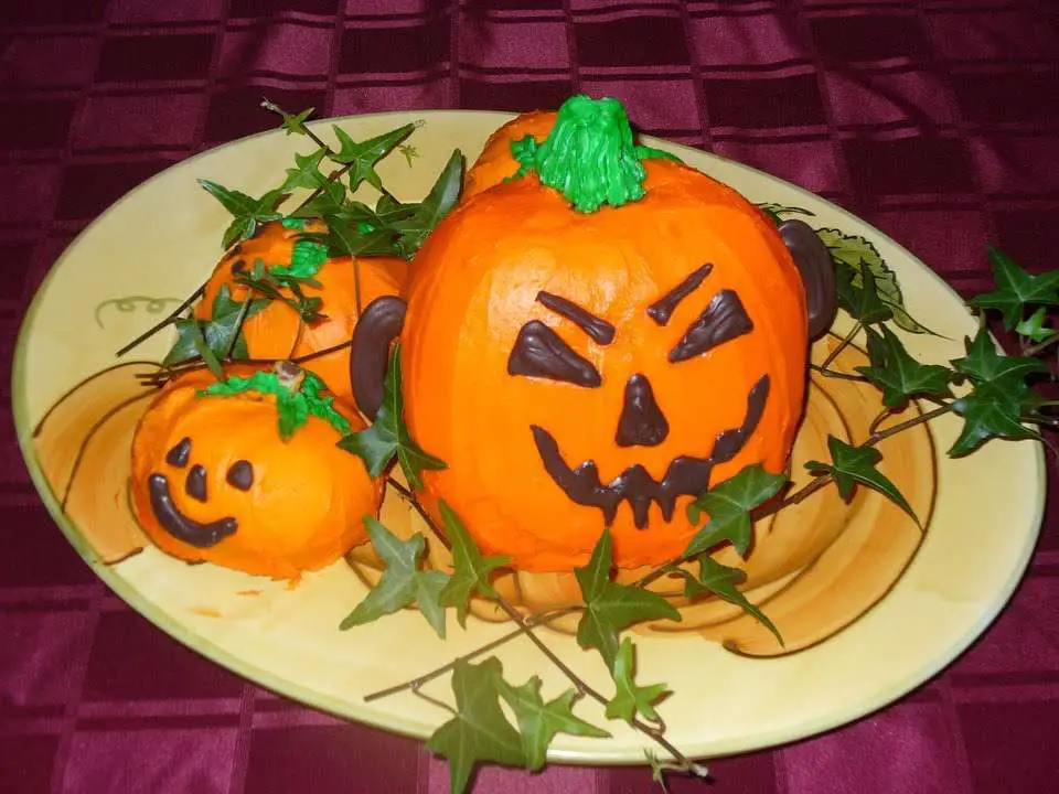 torta a forma di zucca di halloween