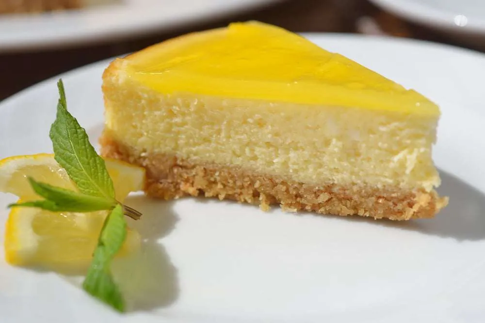 Cheesecake al limone nel piatto