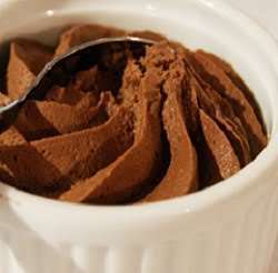 Mousse di cioccolato senza uova e panna