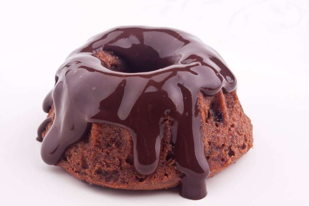 ciambellone al cioccolato fondente ricoperto al cioccolato