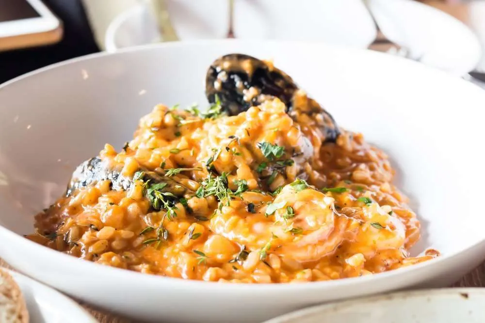 piatto con Risotto ai frutti di mare