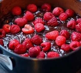 impasto torta al cioccolato e lamponi nello stampo