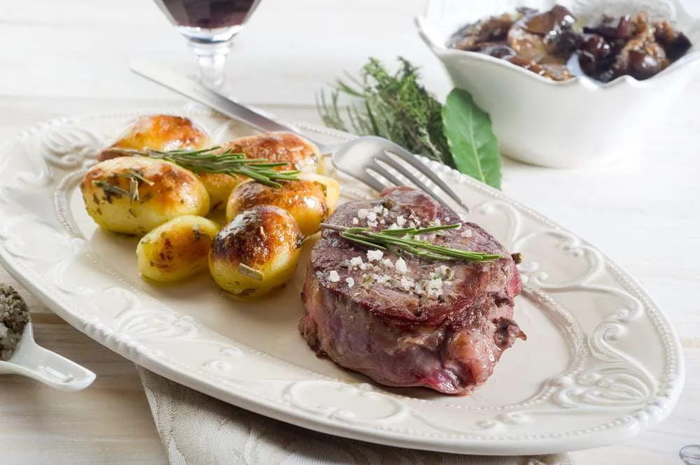 filetto di manzo al forno con patate nel piatto