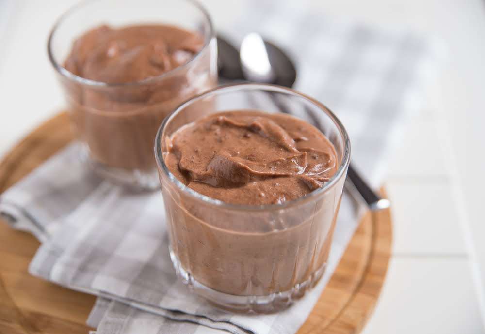 mousse al cioccolato fondente nel bicchiere