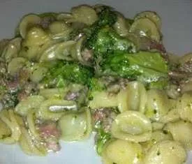 orecchiette con broccoli e salsiccia