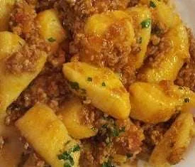 gnocchi con ragù di salsiccia