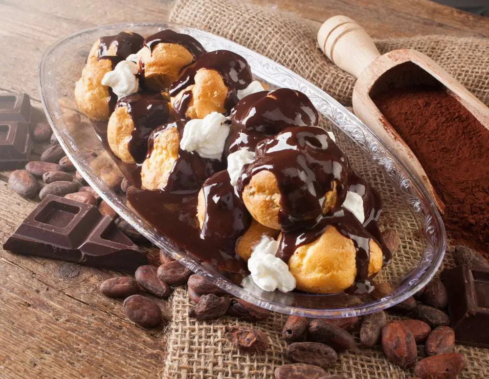 Profiteroles al cioccolato con panna