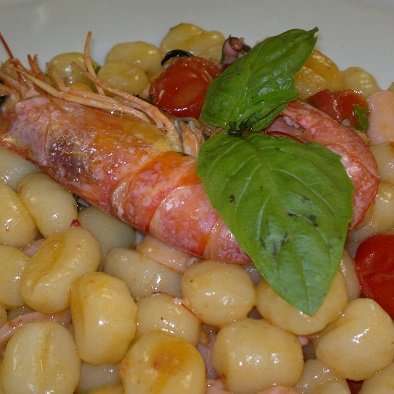 gnocchi di patate con gamberi e pomodorini