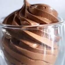 Mousse al cioccolato con cacao in polvere
