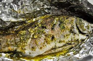 Branzino al cartoccio dopo la cottura nel forno