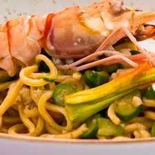 Tagliolini con scampi e zucchine