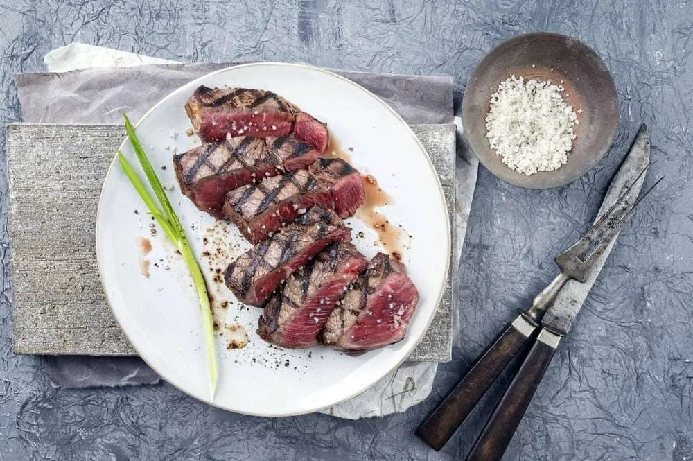 tagliata di manzo nel piatto