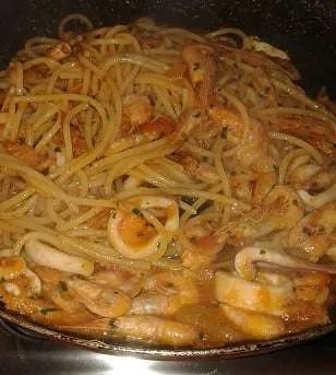 spaghetti con gamberi e calamari in padella