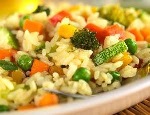 piatto con insalata di riso vegetariana