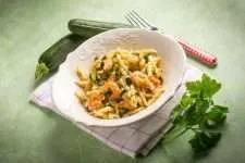 piatto di pasta con zucchine e gamberetti surgelati